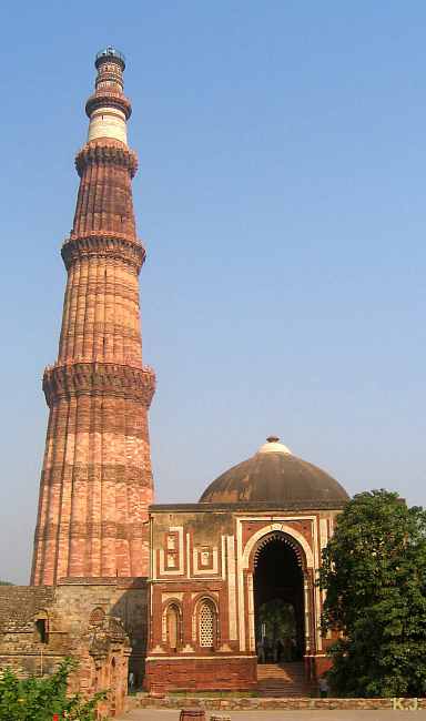 Qutub Minar mit Alai Dawarza (23871 Byte)