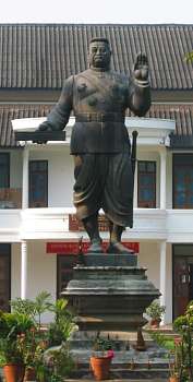 luang03.jpg (12295 Byte)